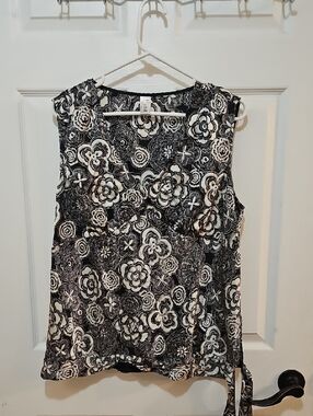 Old Navy Black & White Floral Tie-Hem Sleeveless Silk Top